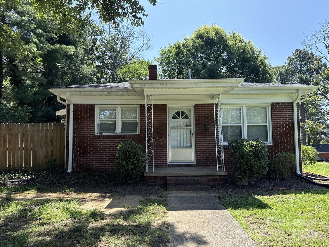 Primary Photo - 1000 Roanoke Ave