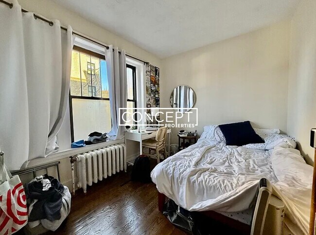 Building Photo - 452 Park Dr