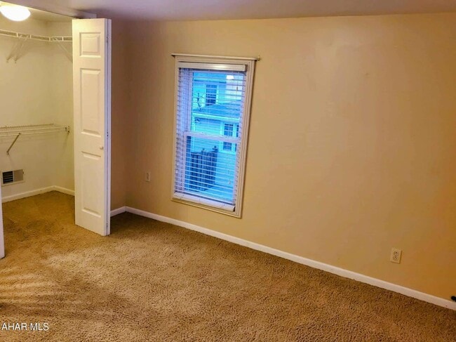 Building Photo - 215 Garber St