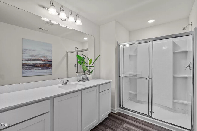 Large spacious master bathroom - 1408 Latham Garden Dr