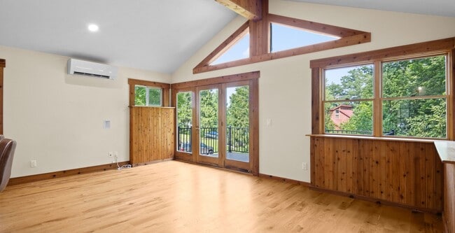Building Photo - 3-Bedroom Home with Peekaboo Views of Silv...