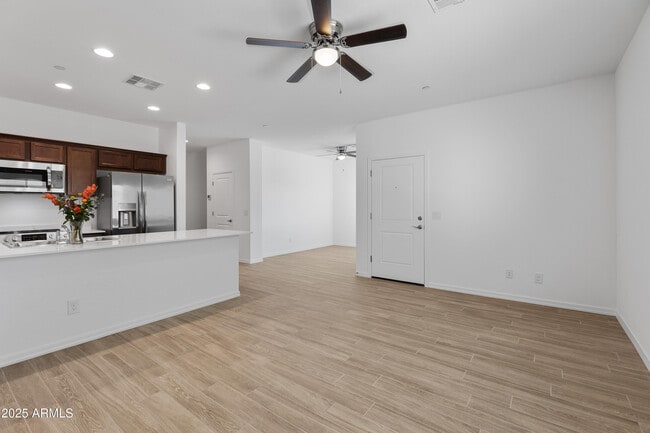 Building Photo - 2842 E Tracy Ln