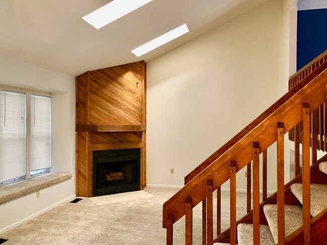 Building Photo - Open Tri-Level Townhome With Tons Of Space...