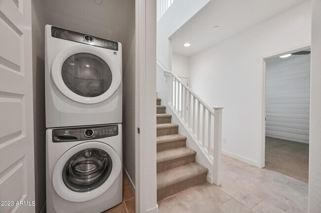 Building Photo - 4021 E Pony Ln