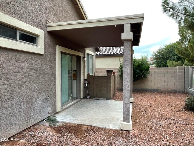 Foto del edificio - 1999 S Swan Dr