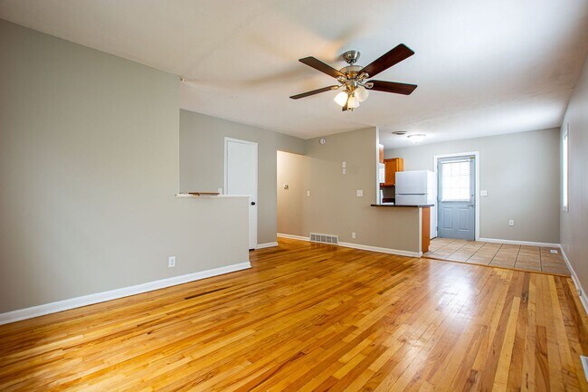 Foto del edificio - Adorable 3 Bedroom / 1 Bath Split Entry Home in Carter Lake with 2 Car Detach Garage!