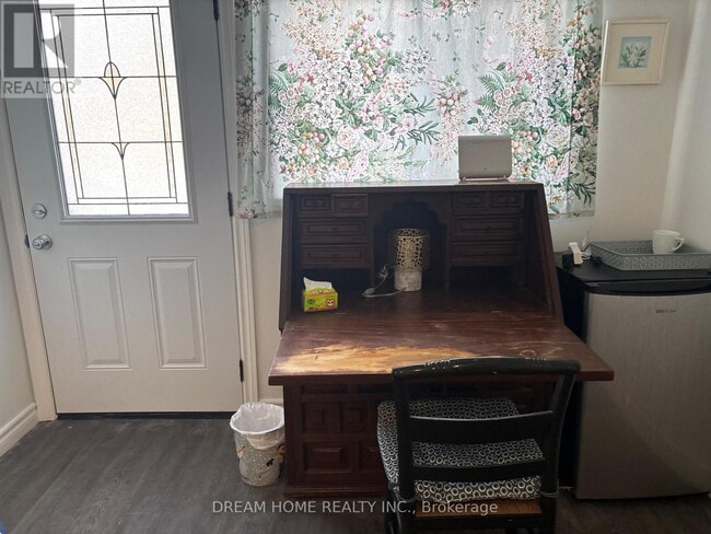 Building Photo - 850 Clarkson Rd S