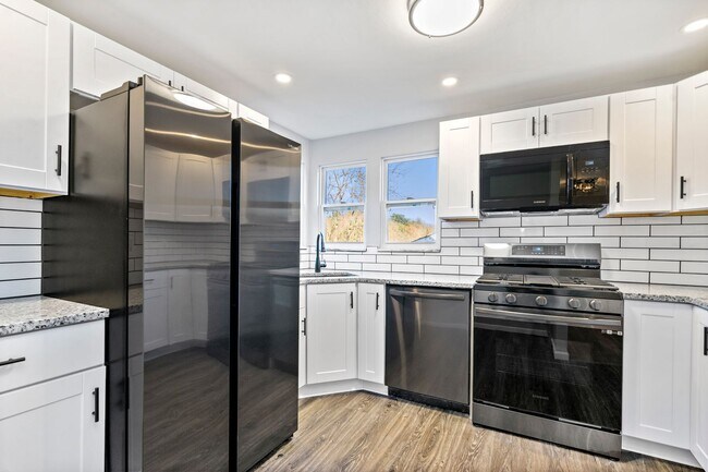 Foto del edificio - Updated 3 Bed 2 Bath in Penn Hills! Available MAY