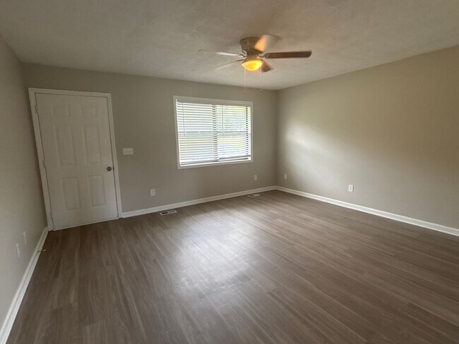 Foto del edificio - MOVE IN SPECIAL!! Renovated 2 Bedroom Dupl...