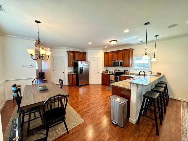 Foto del edificio - Beautiful Home near Town Center