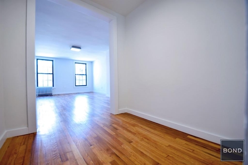 Primary Photo - 300 Bleecker St