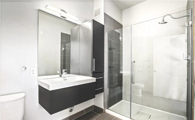 Building Photo - 2 Bed + Den in Logan Square