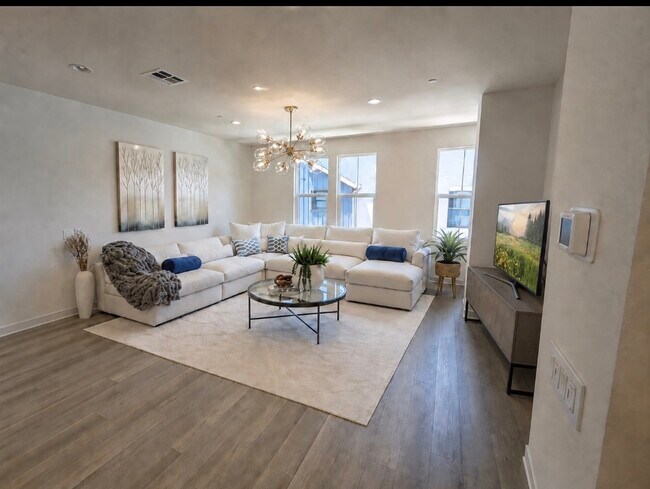 Foto del edificio - 2586 Delphinium Ln