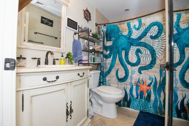 Foto del edificio - Budget Friendly, Gorgeous 5 bed split w. W/D in unit & Central HT&AC !  Perfect Location.  Get $1...