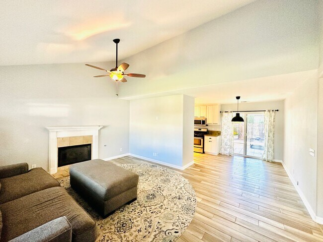 Foto del edificio - Welcome To Your Upgraded Oak View Home!