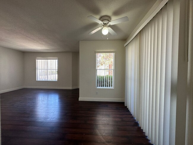 Foto del edificio - 1st Floor Condo!