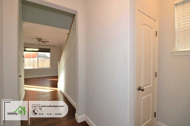 Building Photo - 2333 La Villa - Beautiful Town Home in Sha...