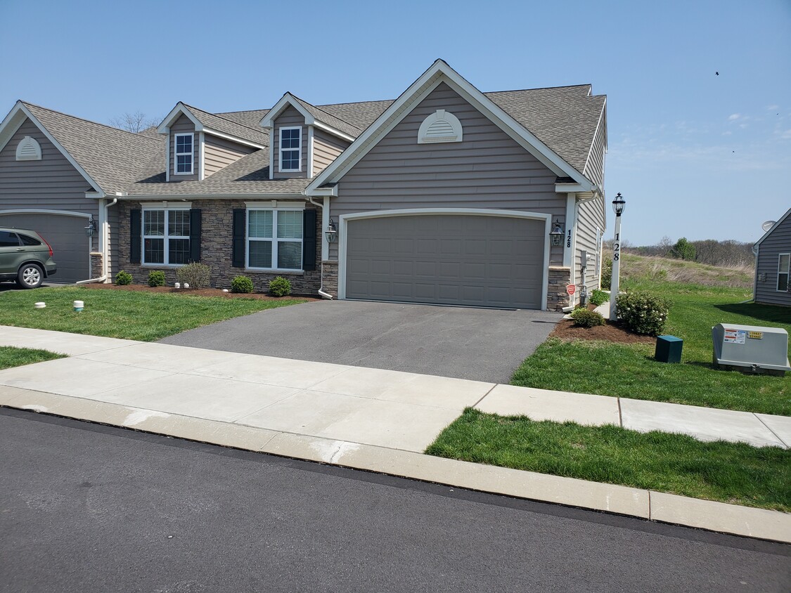 Front - 128 Goldenfield Dr