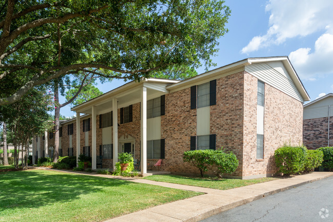 Foto del edificio - COLONIAL PLAZA APARTMENTS