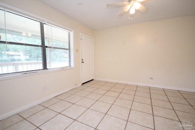 Foto del edificio - 703 N 72nd Ave