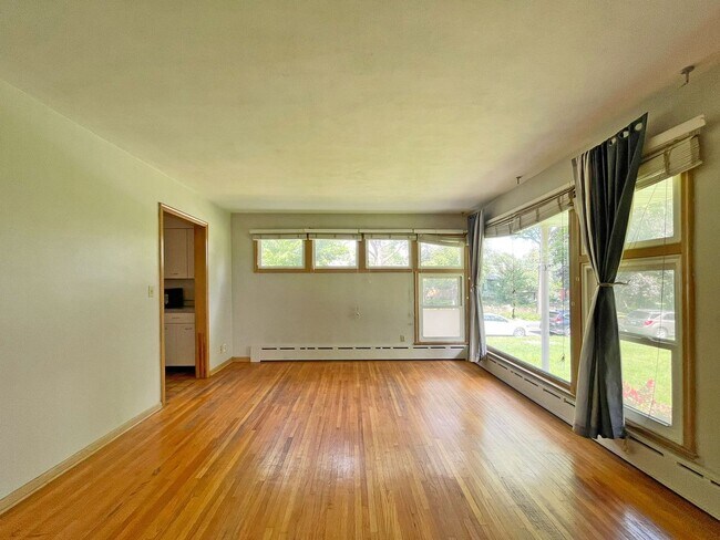 Building Photo - Beautiful Big 4-Bedroom, All New Kitchen, ...