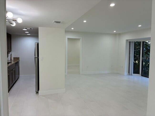 Foto del edificio - 5999 Village Cir N