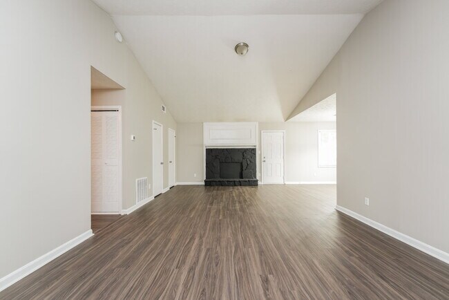 Foto del edificio - 591 Stonehedge Dr