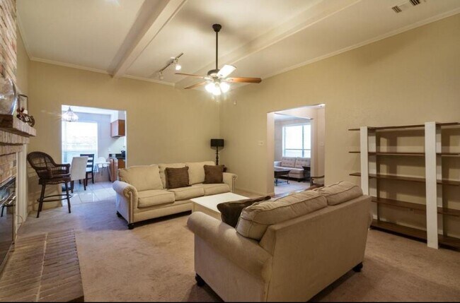 Foto del edificio - 8807 Lakeside Forest Dr