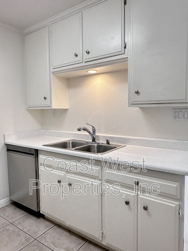 Building Photo - 1810 Broadway St