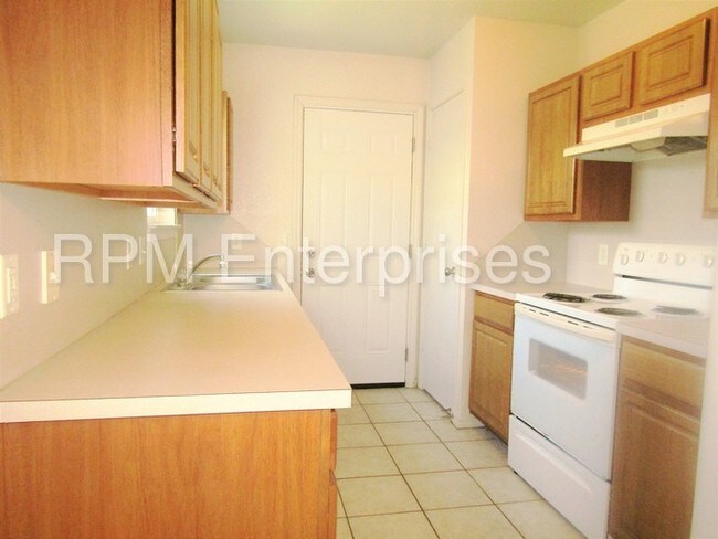 Building Photo - 2 bed 2 full bath cozy living just for you