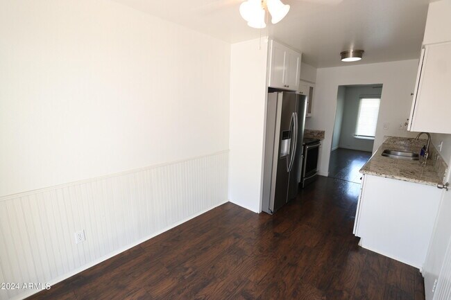 Building Photo - 6624 S Palm Dr
