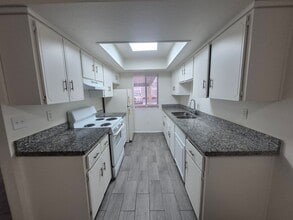 Building Photo - 2630 S Virginia Dr