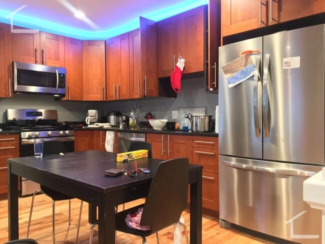 Foto del edificio - 4 BED 2 BATH IN ALLSTON!!!!!