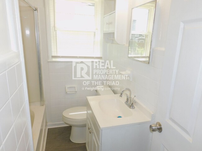 Building Photo - Available Now - 2 Bedroom/ 1 Bathroom Home...