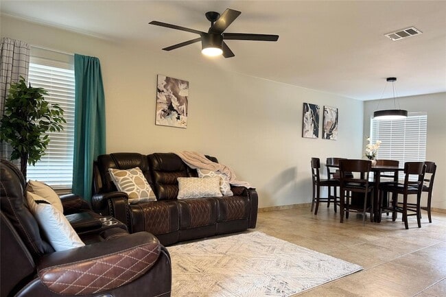 Foto del edificio - 6300 Crumley Ln