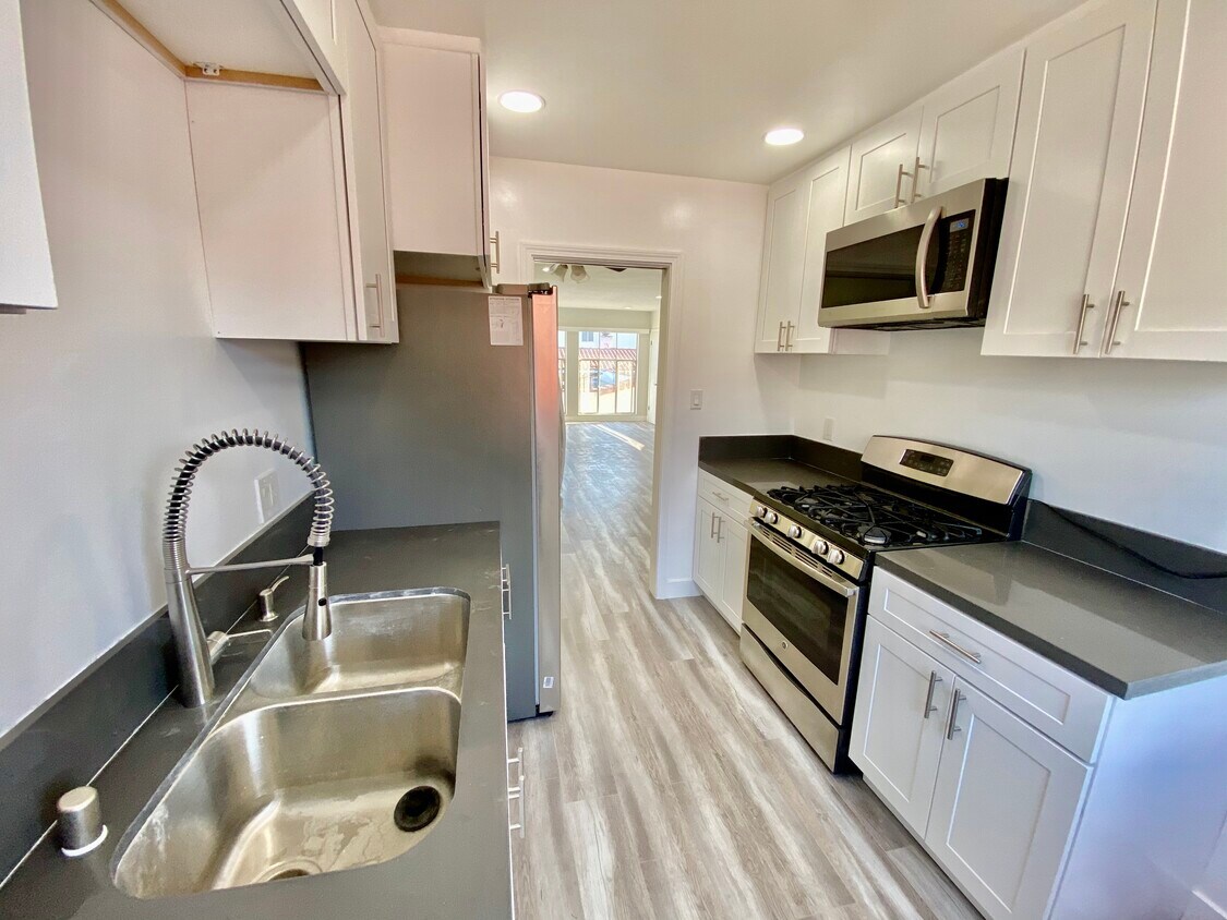 Primary Photo - 336 S Doheny Dr