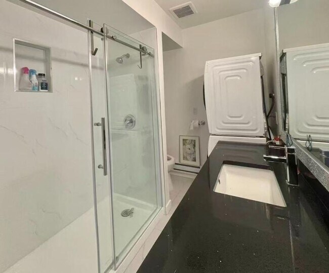 Building Photo - 2 bedroom in Burnaby BC V5J 2X7