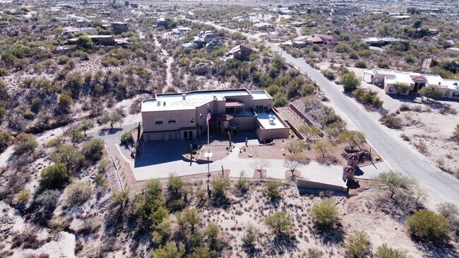 Foto del edificio - Mountain and City Views from this Furnished Rental!