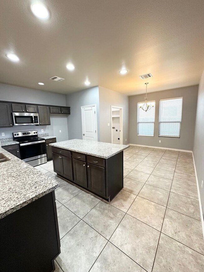 Foto del edificio - 3 Bed 2 Bath Ready to Rent ASAP! Granite/ Large Master Bedroom!