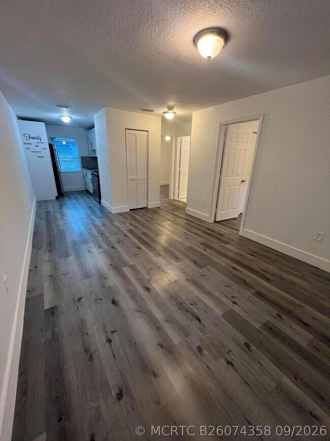 Foto del edificio - 242 NW 14th St
