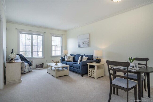 Building Photo - 160 Simsbury Rd