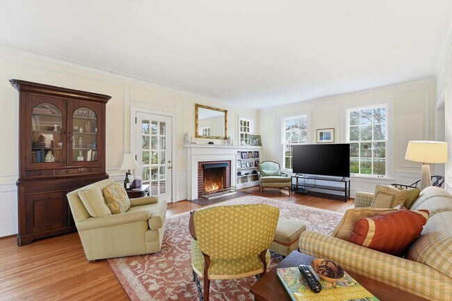 Building Photo - 552 Lorimer Rd