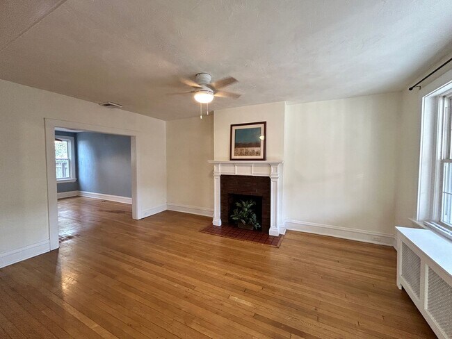 Building Photo - Rare Find 3 Bedroom 1.5 Bath Home in Caryt...