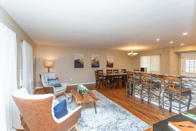 Foto del edificio - BEAUTIFUL 4BD SPLIT-LEVEL HOME in VILLA LOMA NEIGHBORHOOD - Security Deposit Waiver Available