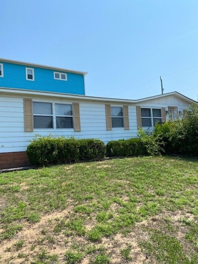 Building Photo - Introducing a charming 3-bedroom, 2-bathroom house located in the desirable Carolina Beach, NC.