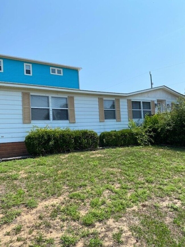 Foto del edificio - Introducing a charming 3-bedroom, 2-bathroom house located in the desirable Carolina Beach, NC.