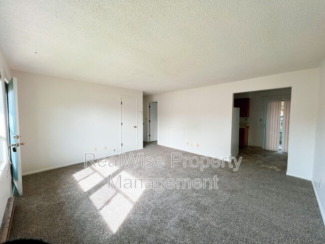 Building Photo - 713 NW Birch Ave