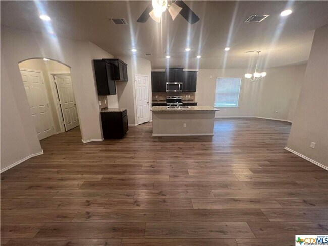 Foto del edificio - Lovely 3 bed 2 bath coming soon!