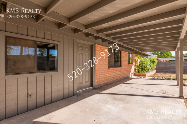 Building Photo - 2426 S Palm Springs Dr
