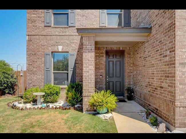 Foto del edificio - Spacious two story brick home near the hea...